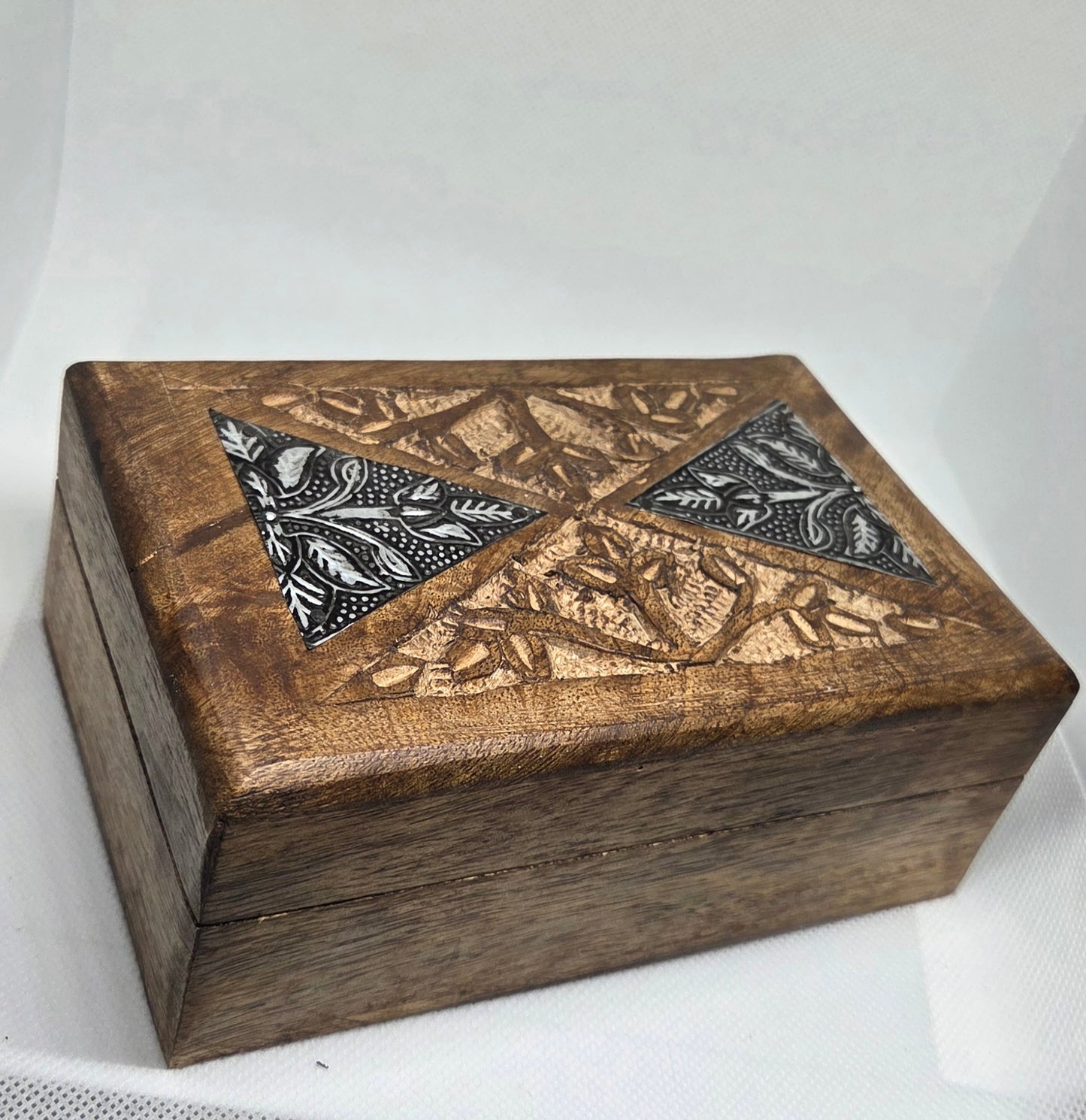 Boîte en bois sculptée – Motifs floraux en métal