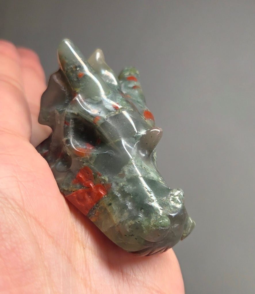 Tête de Dragon en Jaspe Héliotrope – Force et Protection 30 mm