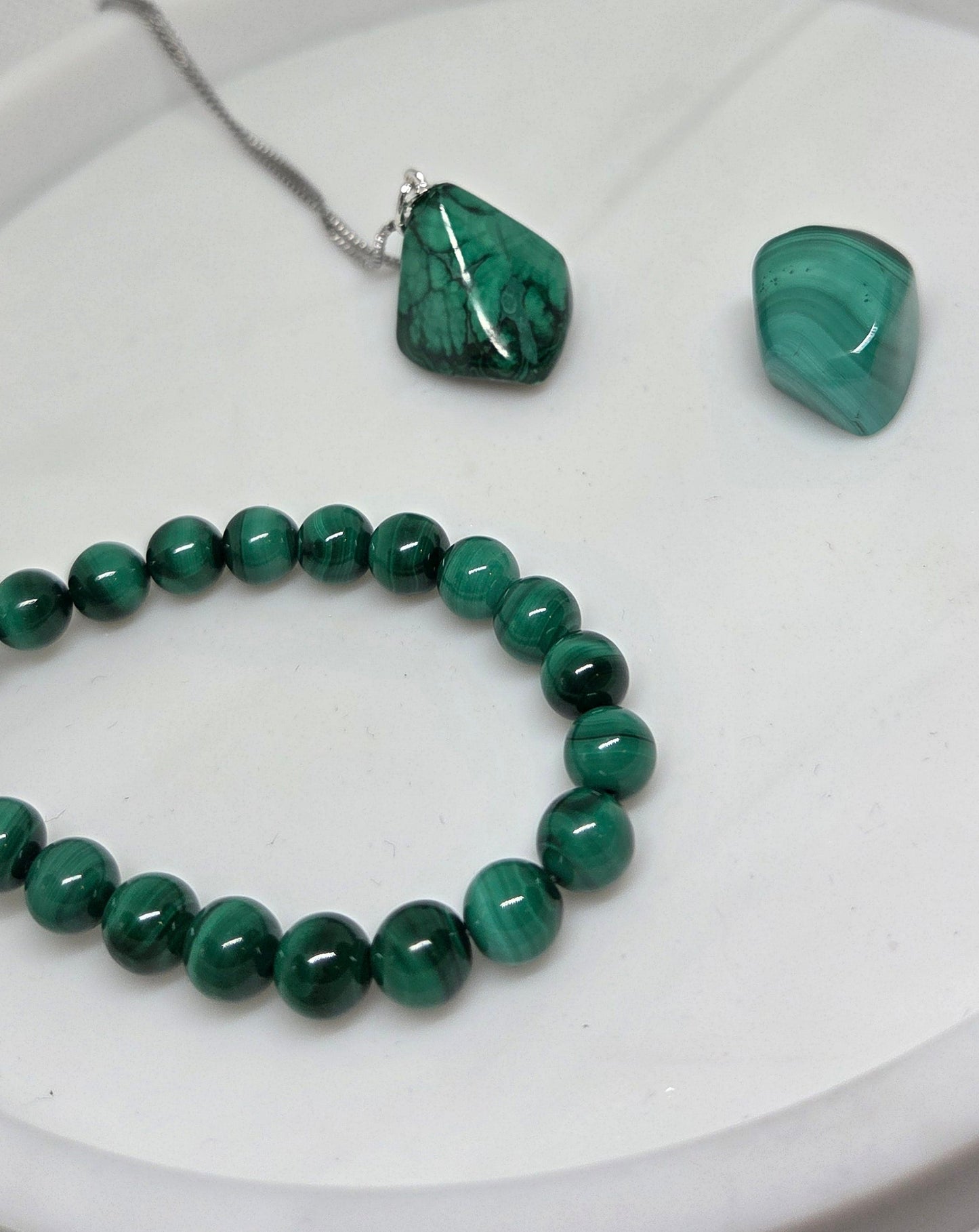 Coffret Malachite – Bracelet + Pendentif + Pierre Roulée • Sauge Blanche Offerte