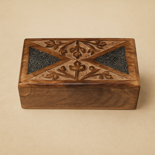 Boîte en bois sculptée – Motifs floraux en métal