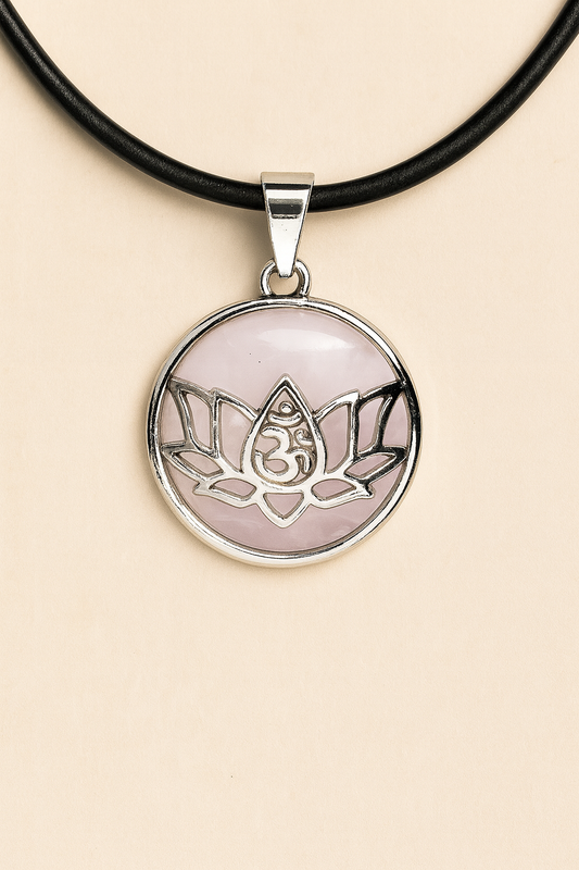 Pendentif Lotus OM en Quartz Rose
