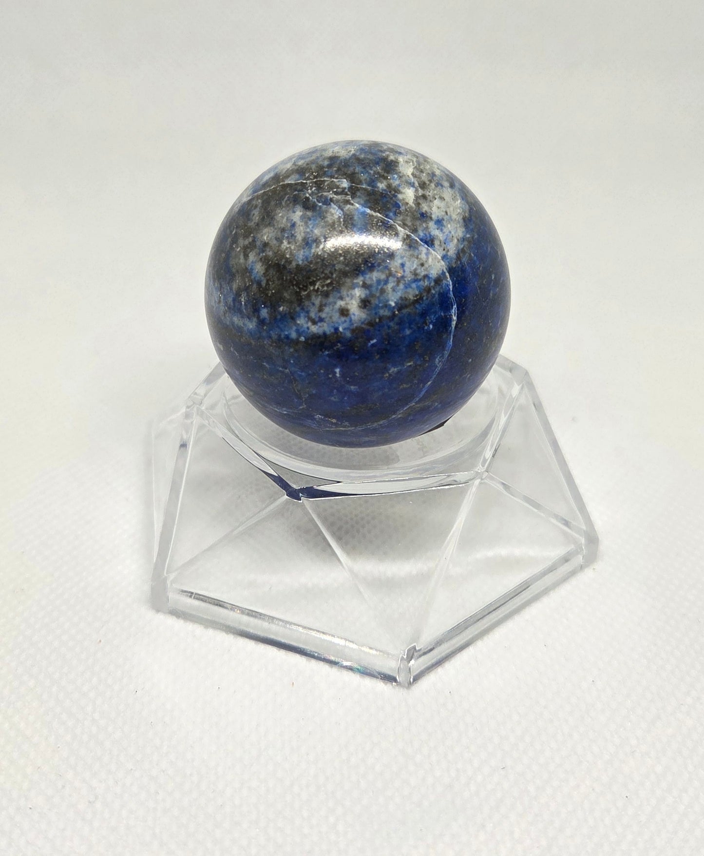 Sphère en Lapis-Lazuli avec Socle – Vérité, Intuition & Énergie Royale (40/50 mm)