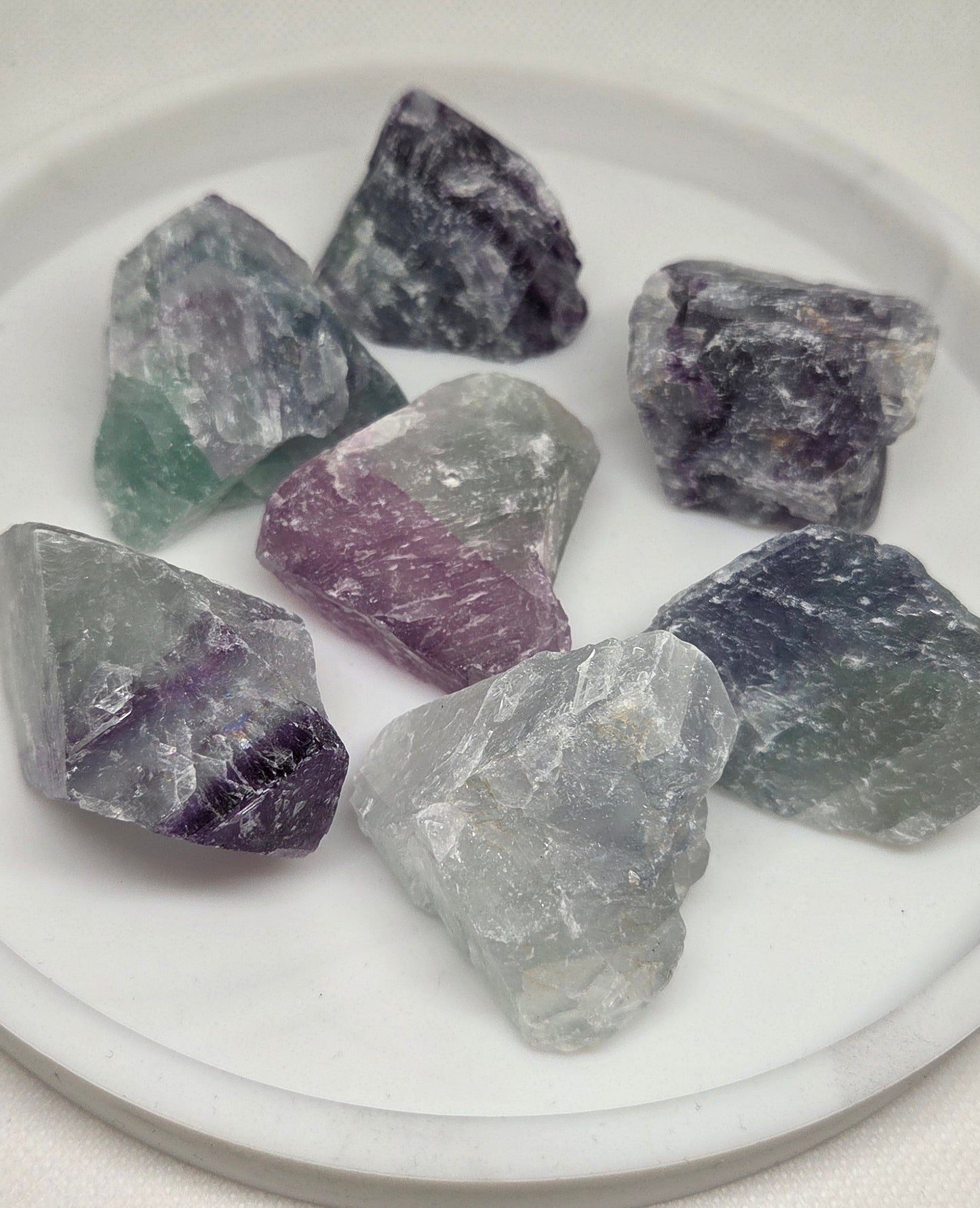 Pierres Brutes en Fluorite Rainbow – Clarté, Harmonie & Protection