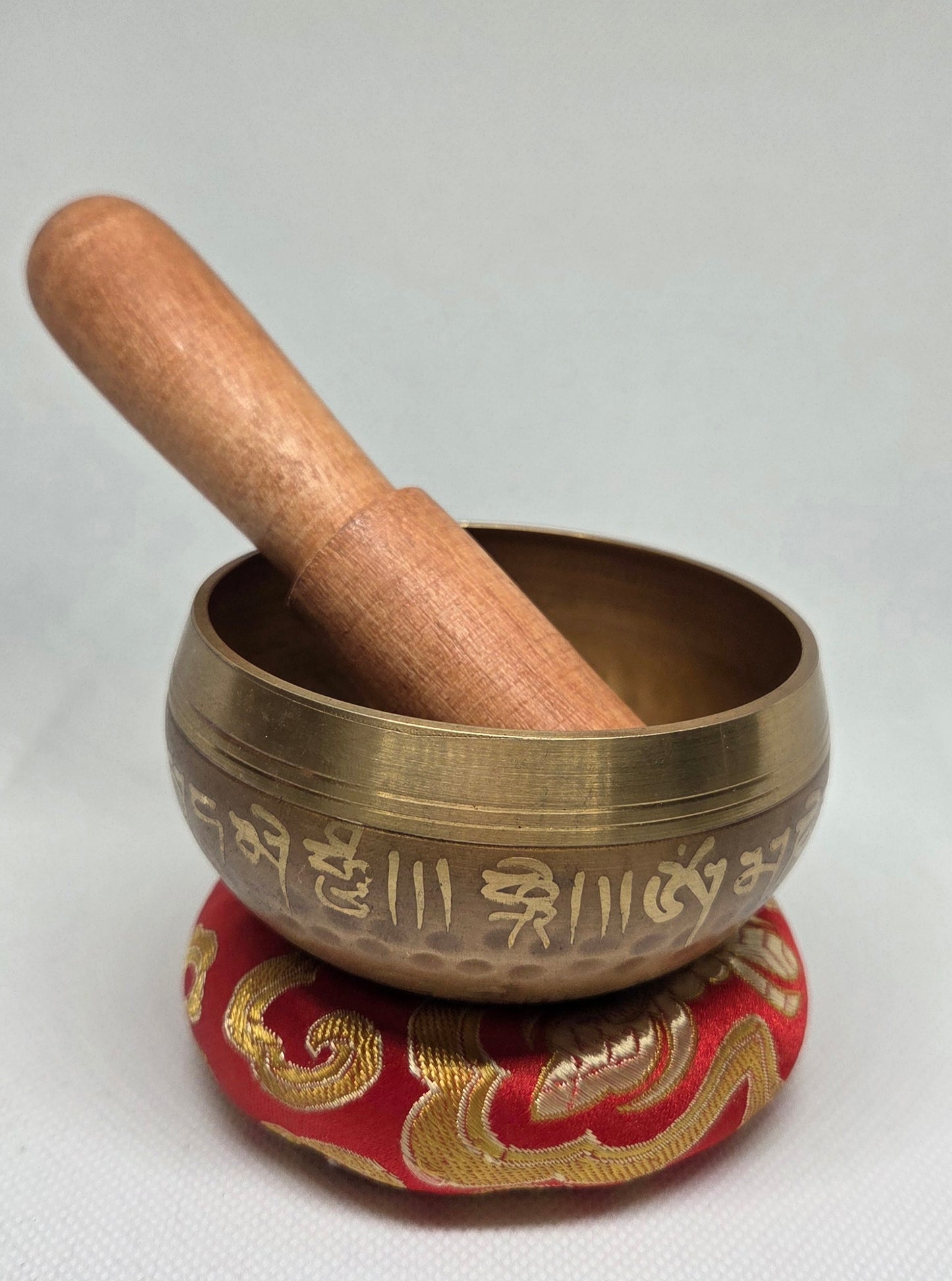 Bol Chantant Tibétain OM – Cuivré Doré avec Coussin & Baguette (80 mm)