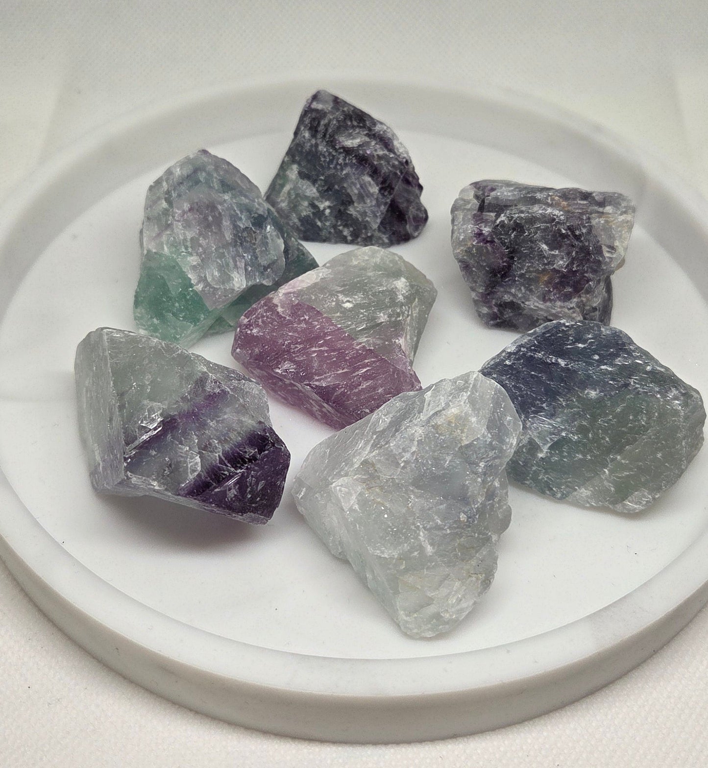 Pierres Brutes en Fluorite Rainbow – Clarté, Harmonie & Protection