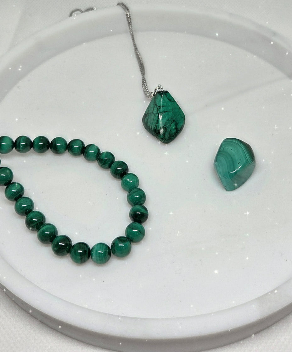 Coffret Malachite – Bracelet + Pendentif + Pierre Roulée • Sauge Blanche Offerte