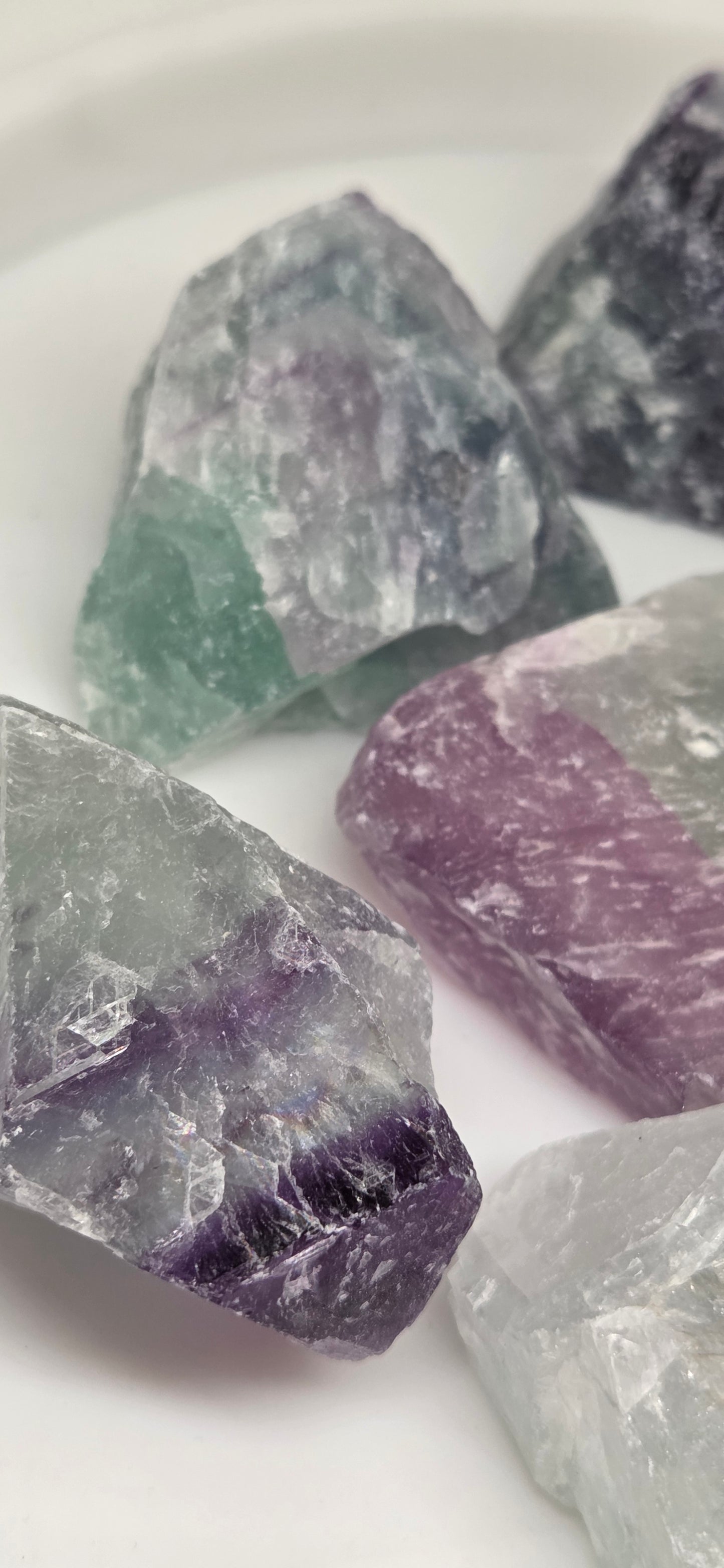 Pierres Brutes en Fluorite Rainbow – Clarté, Harmonie & Protection