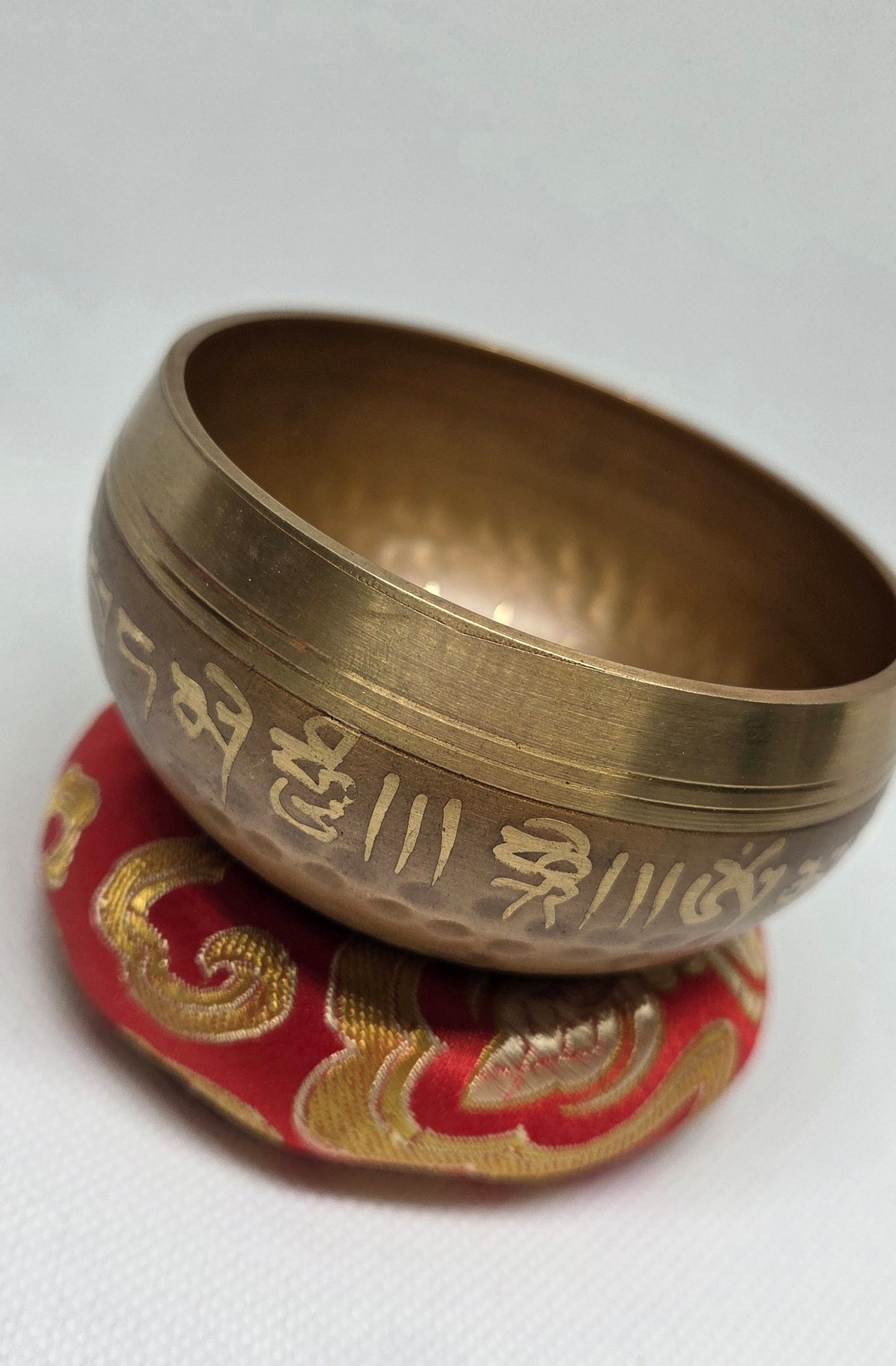 Bol Chantant Tibétain OM – Cuivré Doré avec Coussin & Baguette (80 mm)