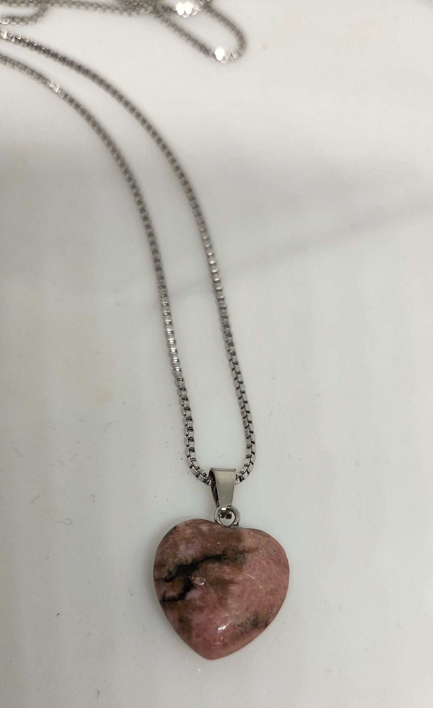 Pendentif Cœur en Rhodonite – Guérison & Confiance en soi