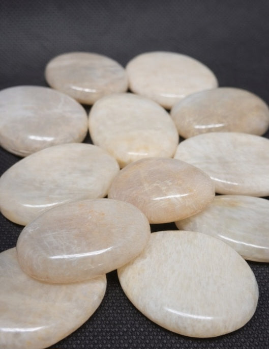Pierre de Lune Beige – Galet Poli
