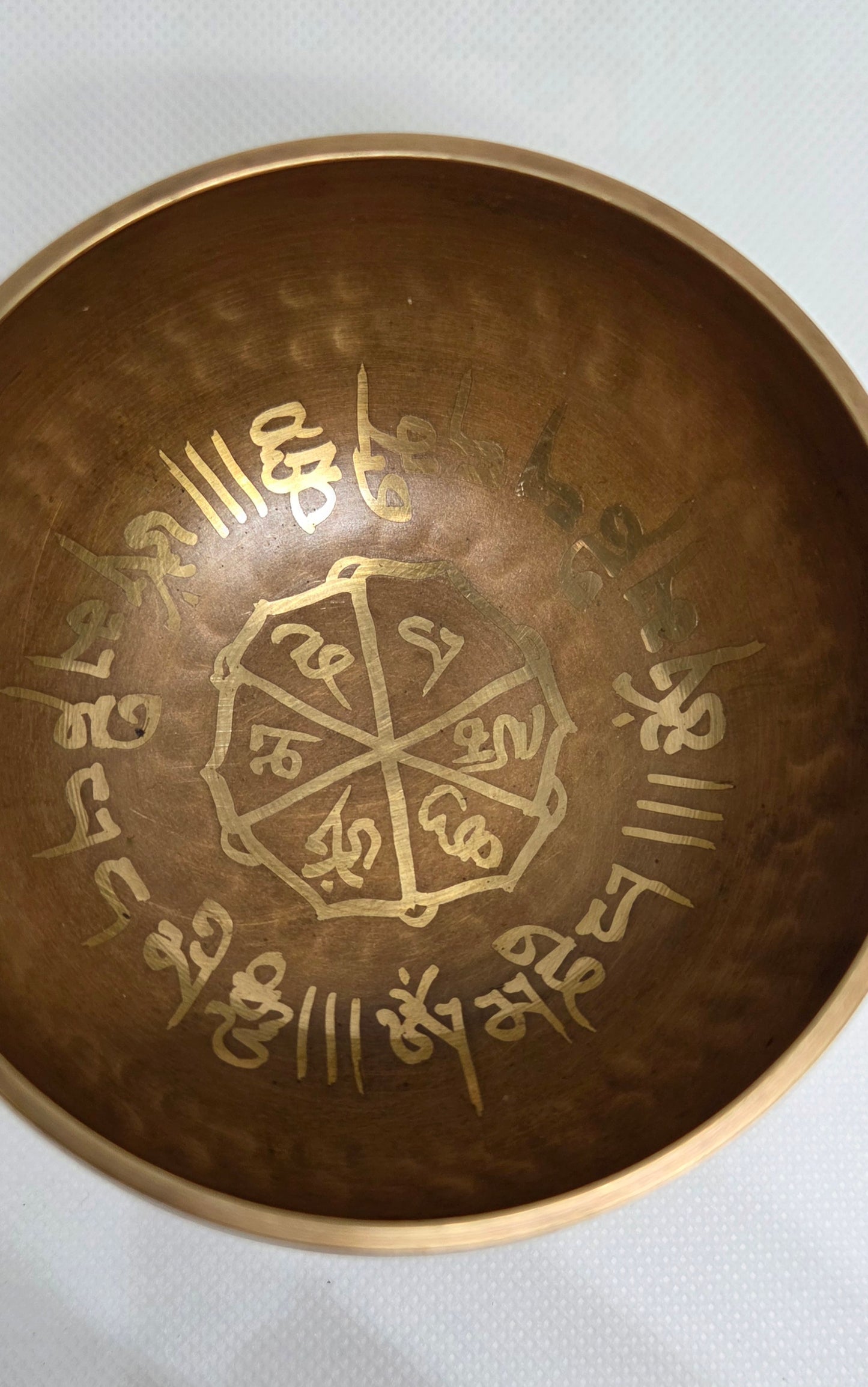 Bol Chantant Tibétain OM – Cuivré Doré avec Coussin & Baguette (80 mm)