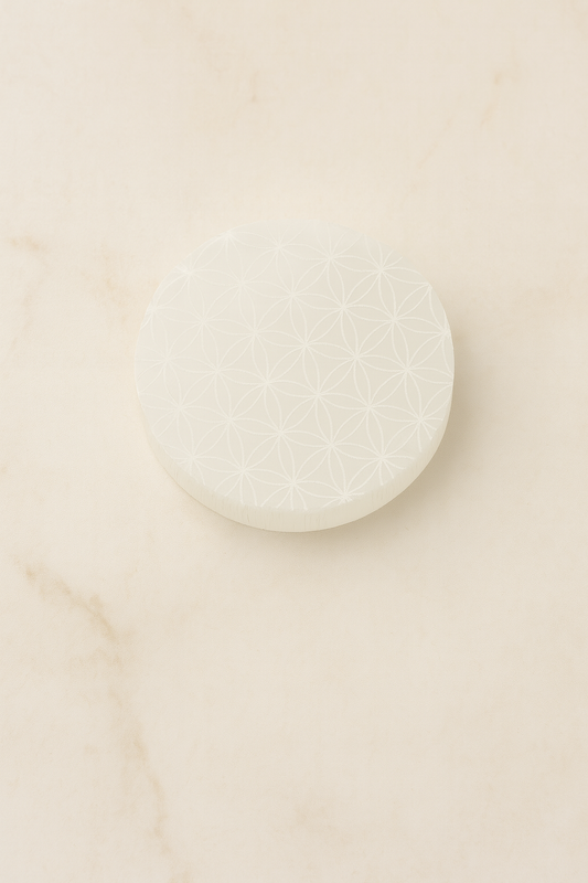 Plaque de charge en sélénite — symbole Fleur de Vie