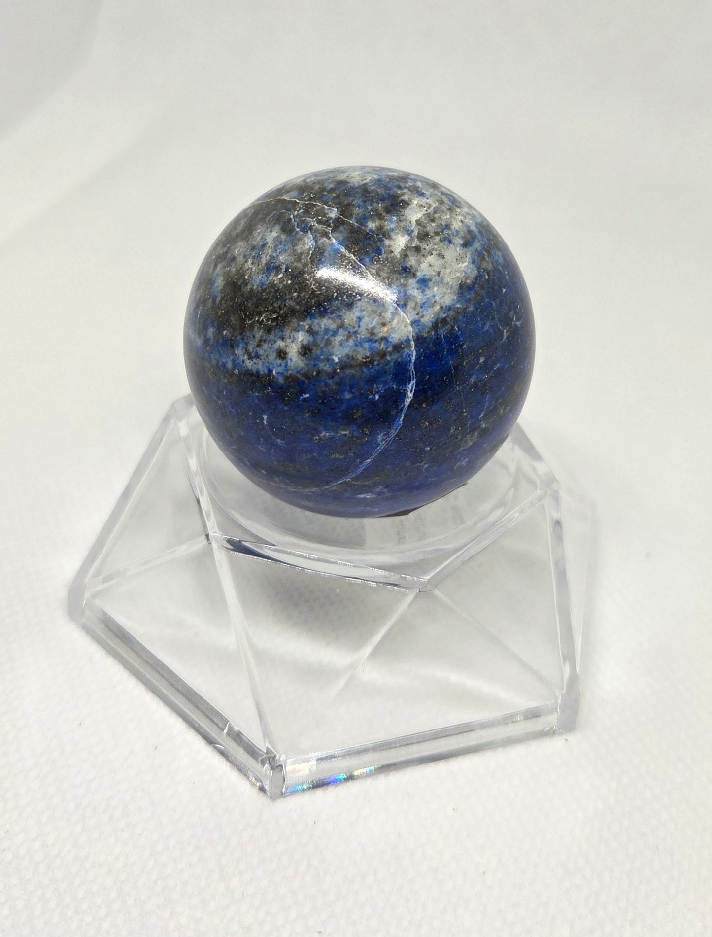 Sphère en Lapis-Lazuli avec Socle – Vérité, Intuition & Énergie Royale (40/50 mm)